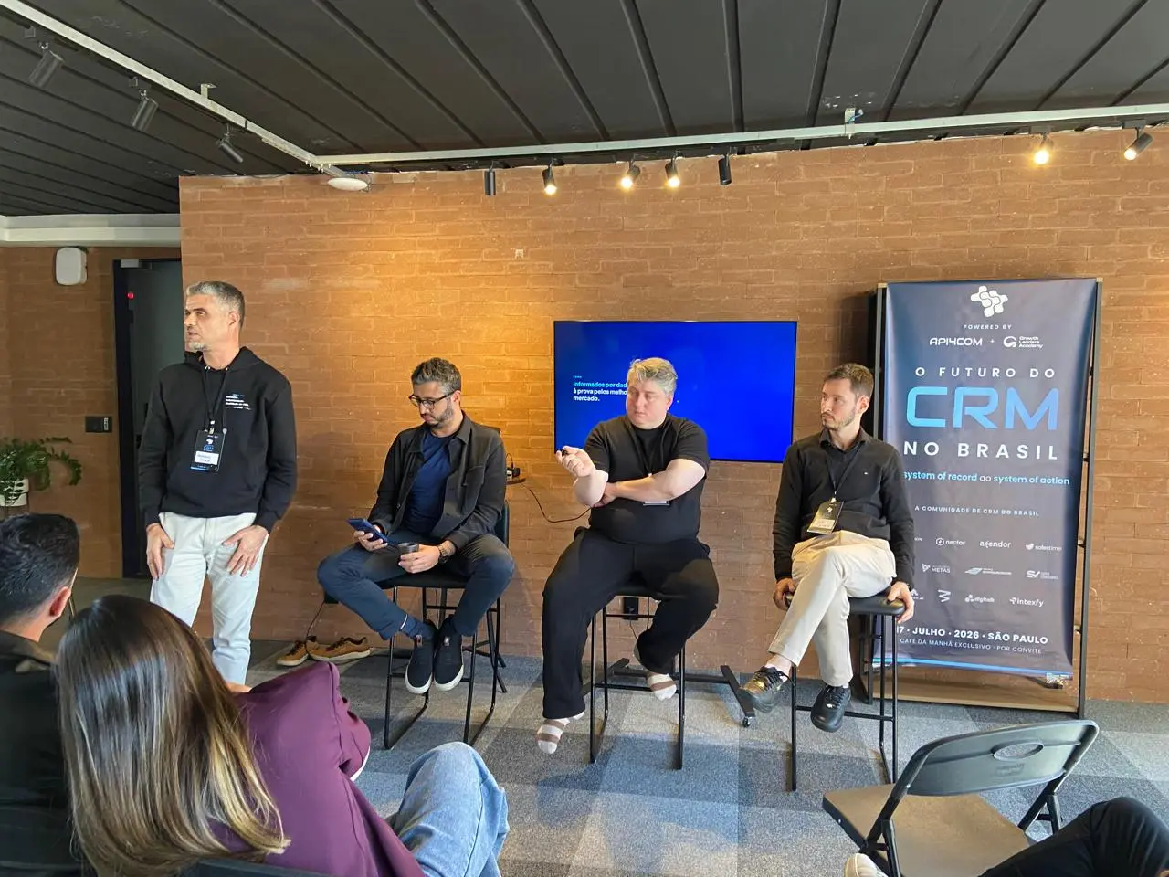 Painel de debate com os palestrantes do evento O Futuro do CRM no Brasil