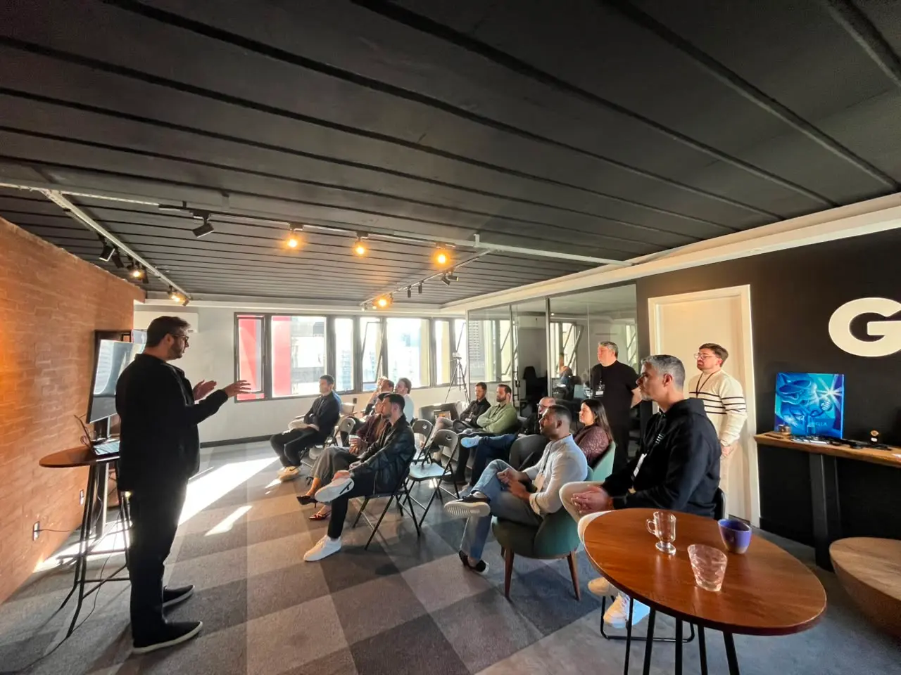 Palestrante apresentando durante o evento O Futuro do CRM no Brasil