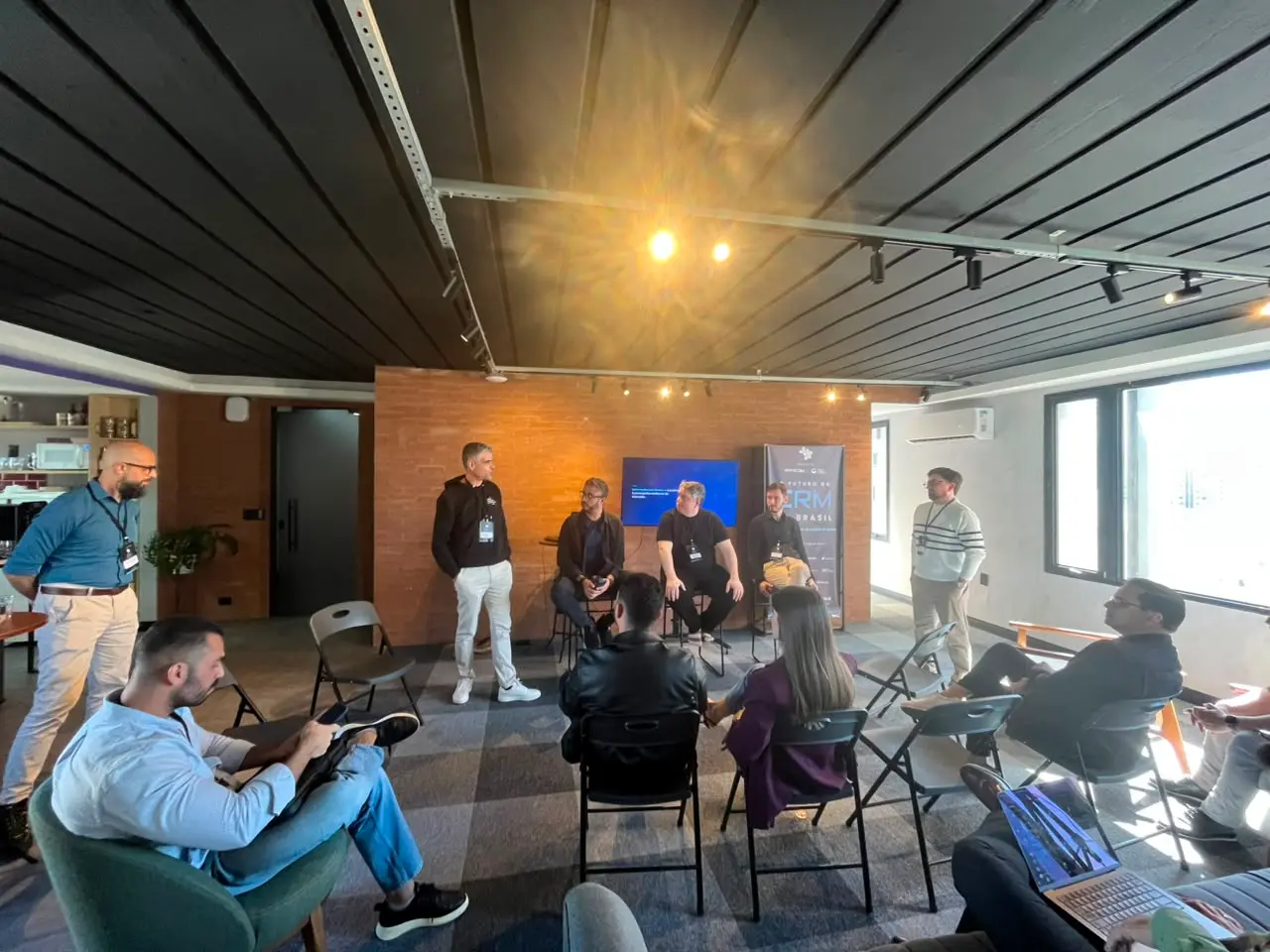 Apresentação e conversa com o público durante o evento O Futuro do CRM no Brasil