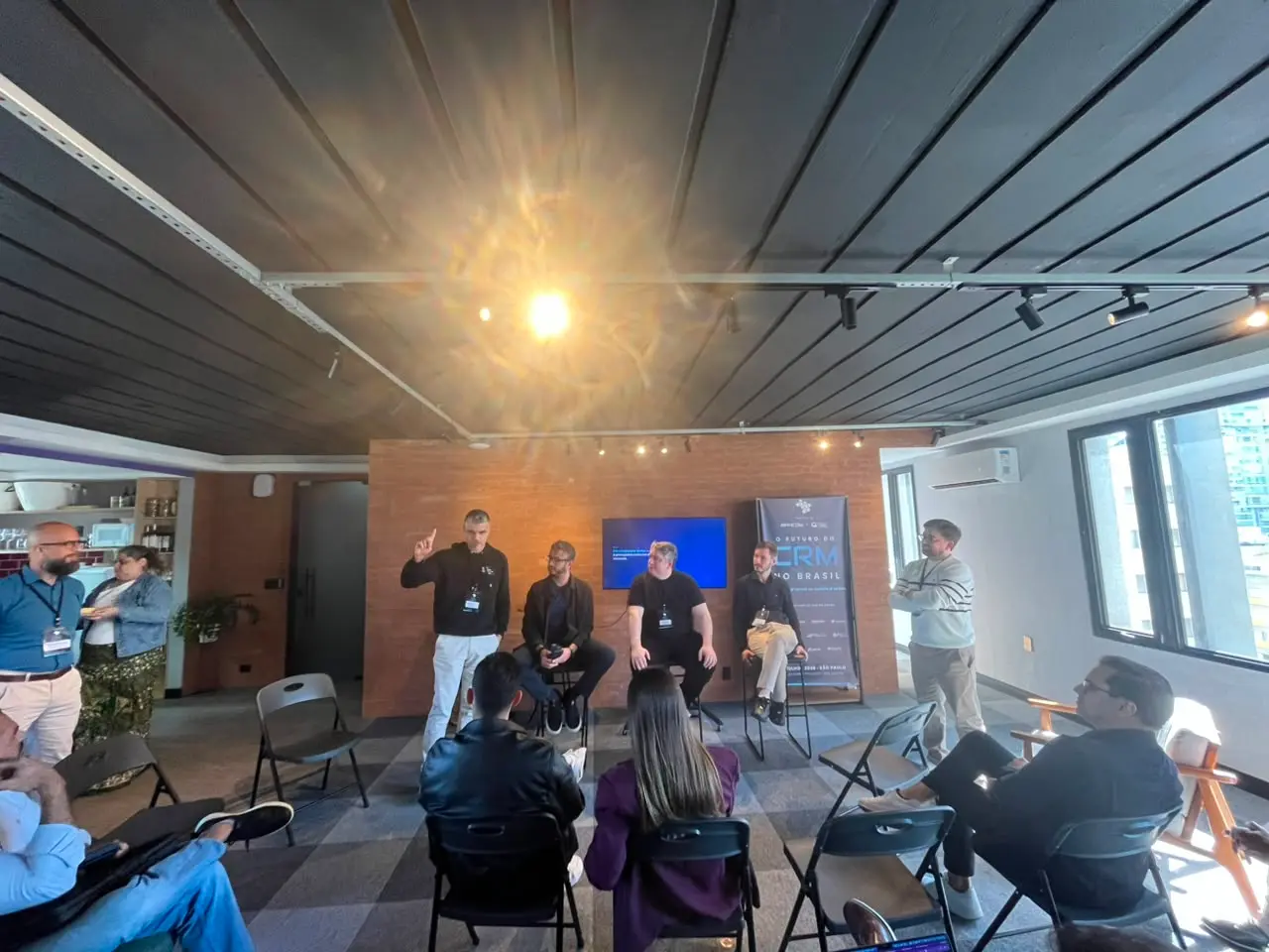 Vista do salão durante o evento O Futuro do CRM no Brasil, com palestrante e público