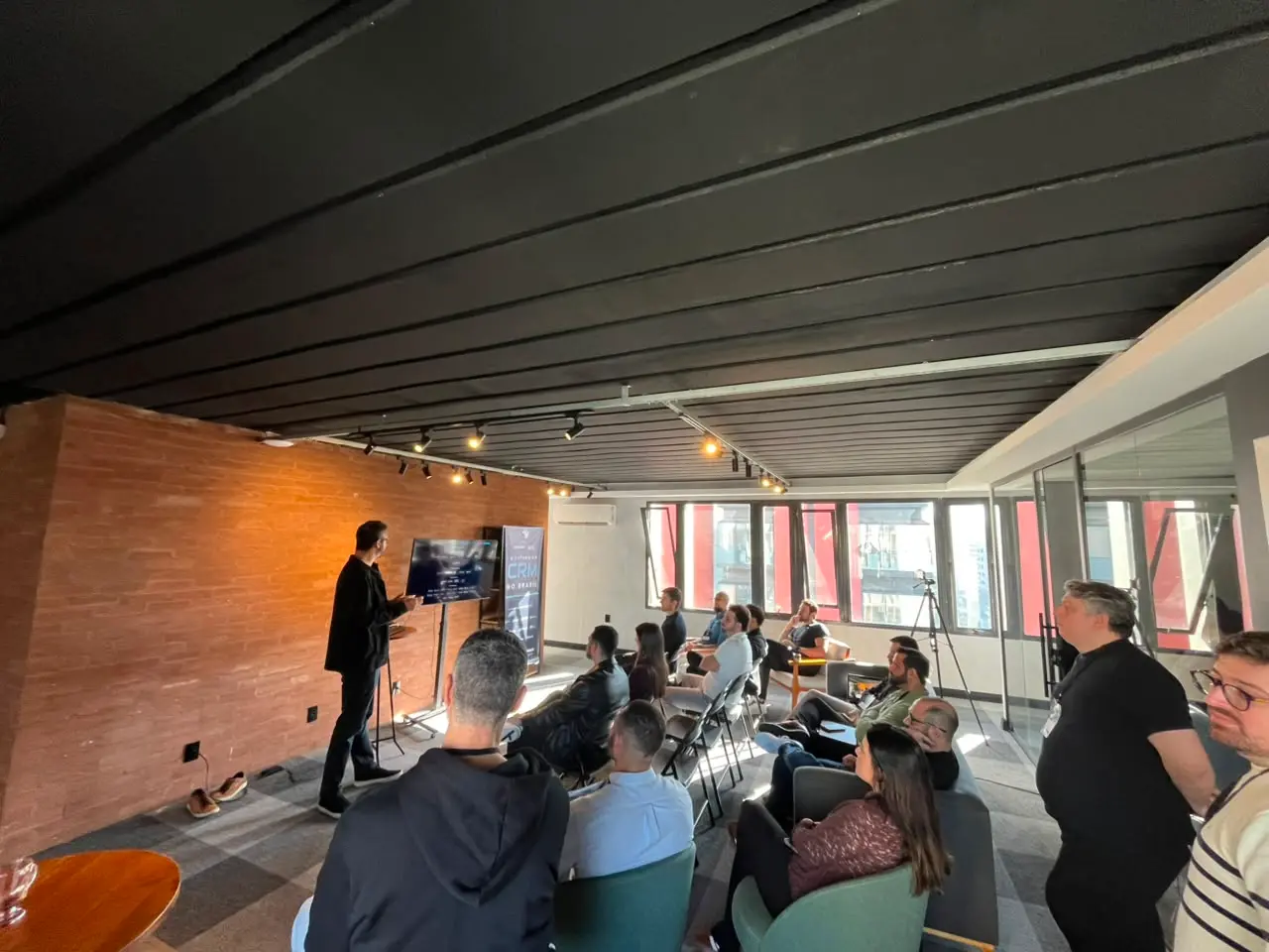 Palestrante durante uma apresentação no evento O Futuro do CRM no Brasil