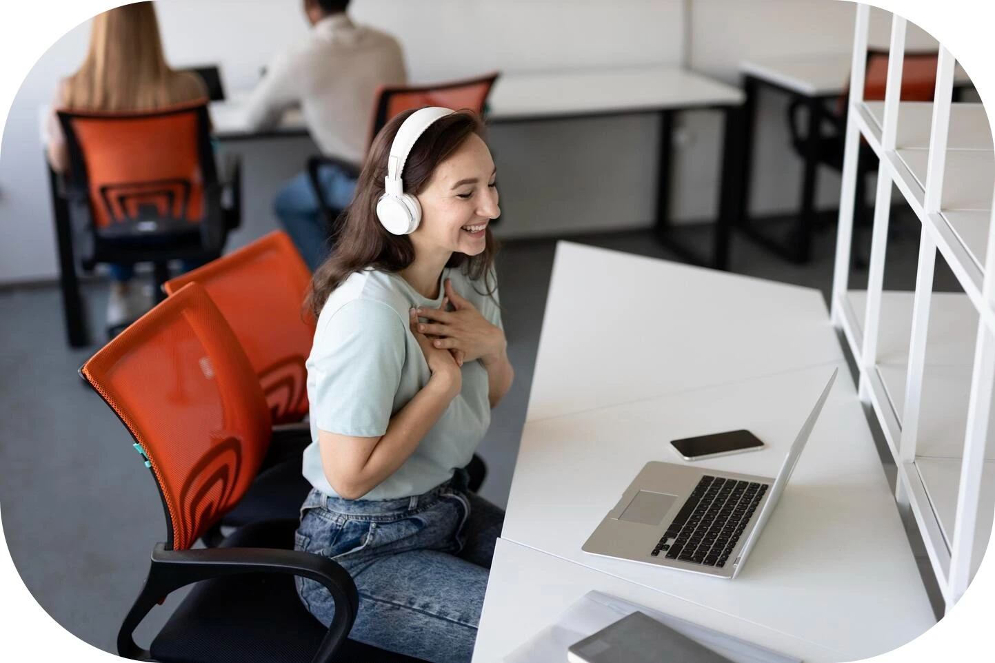 Equipe de vendas usando a plataforma de voz da API4COM em notebook
