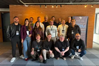 Foto do grupo no evento O Futuro do CRM no Brasil, em São Paulo